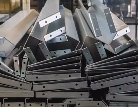 Lot de bavettes et profilés métalliques en aluminium laqué pliés sur-mesure